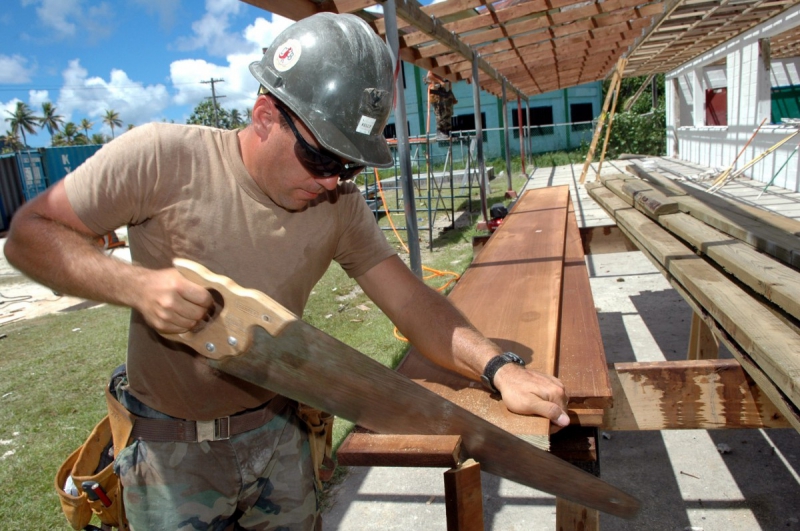 charpentier-LES ARCS-min_worker_construction_building_carpenter_male_job_build_helmet-893290